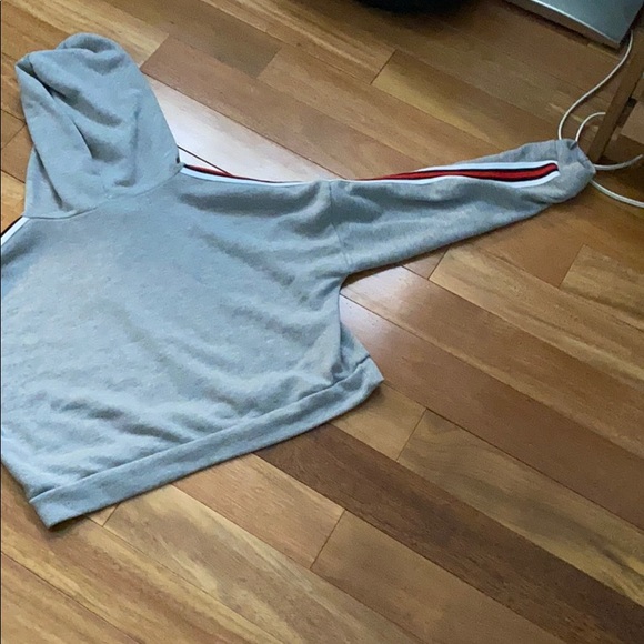 cropped gray and striped hoodie - Picture 4 of 5